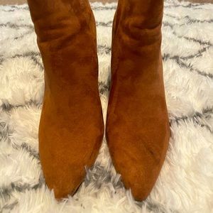 Ankleboot, suede material,worn one great condition